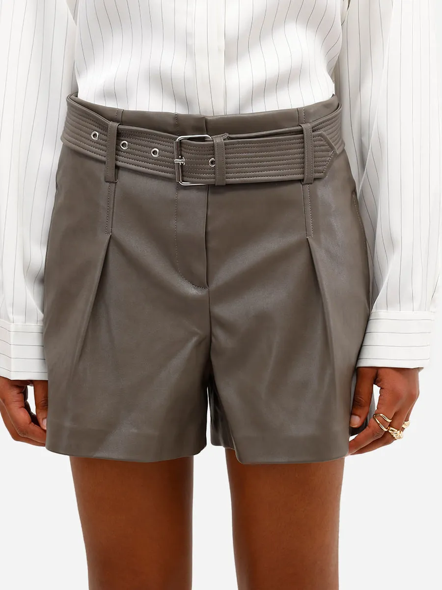 C&A, short feminino de poliuretano com cinto cinza