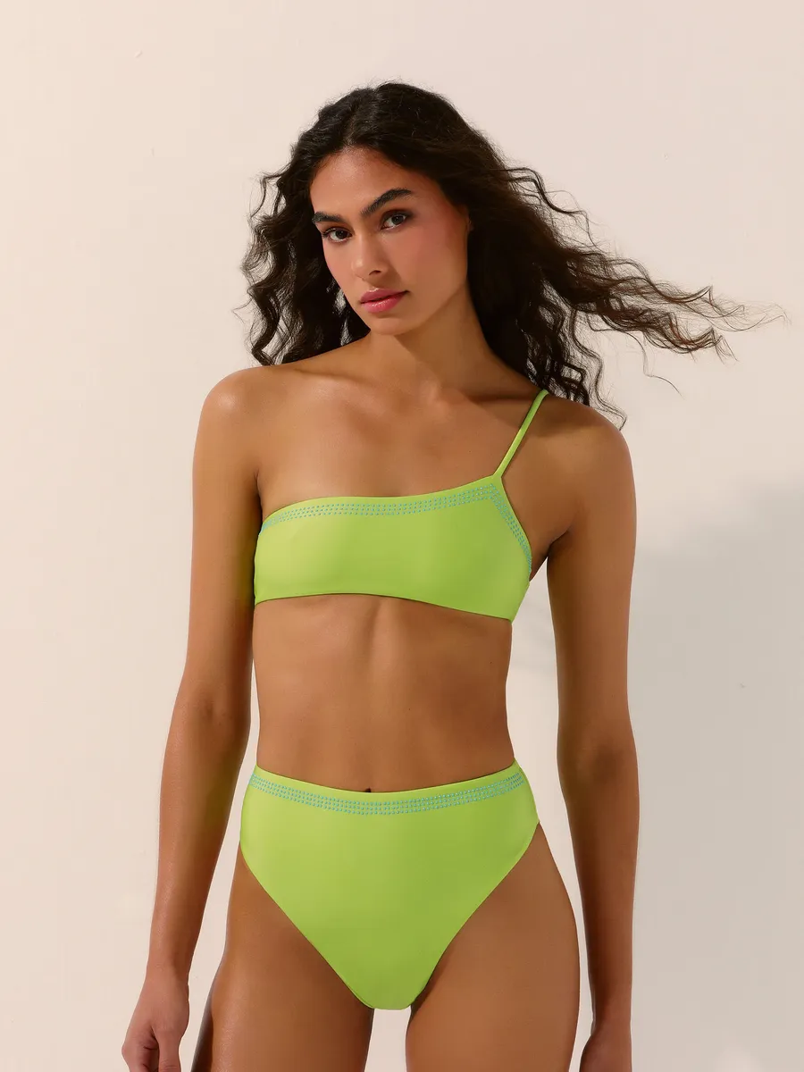 Peça de praia de grife em promoção