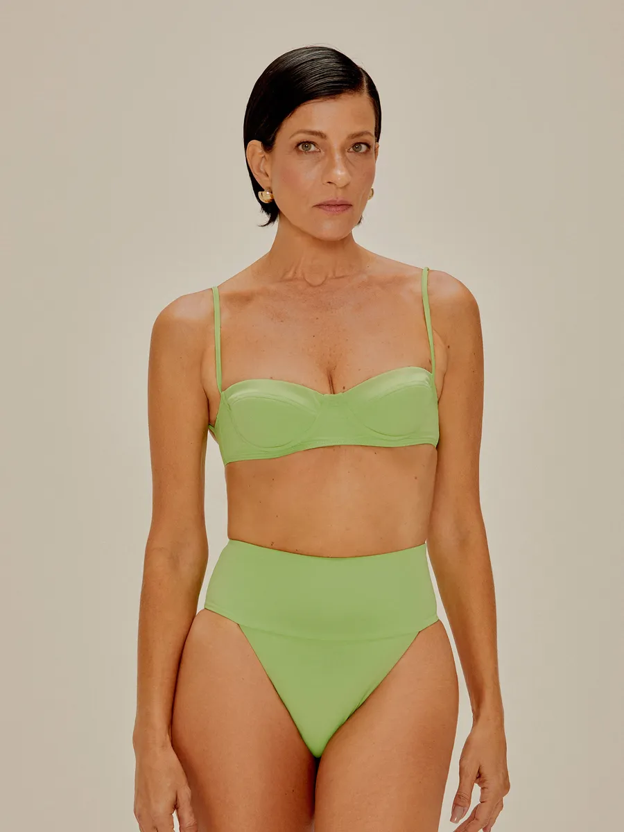Peça de praia de grife em promoção